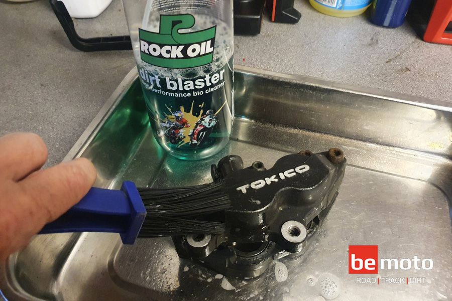 Cleaning the Callipers of the BeMoto Suzuki GSX-R600 with Rock Oil Dirt Blaster