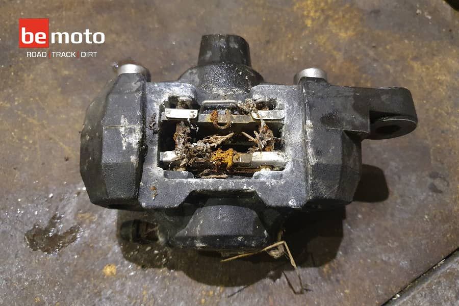 Dirty old GSX-R600 seized brake callipers
