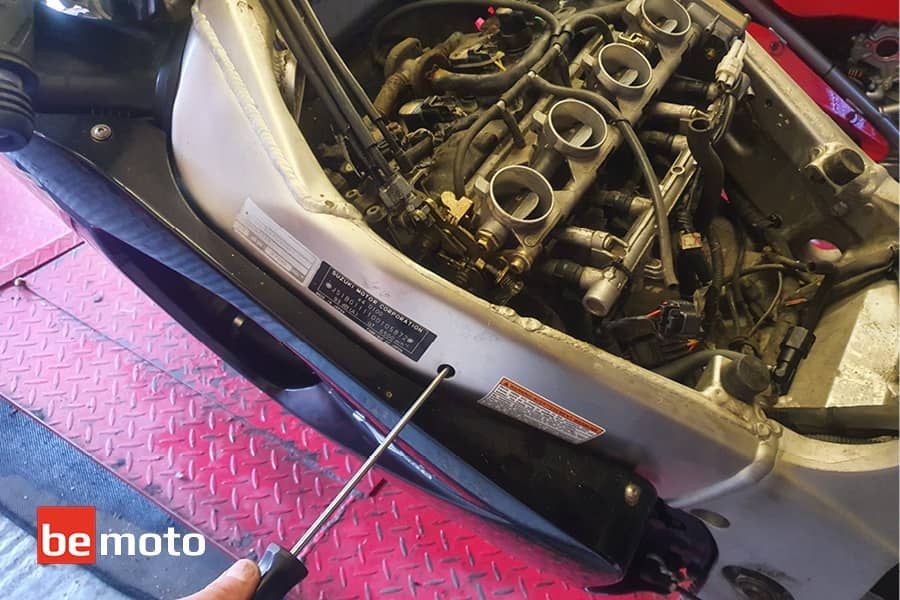 Removing the throttle bodies on the BeMoto project Suzuki GSX-R600